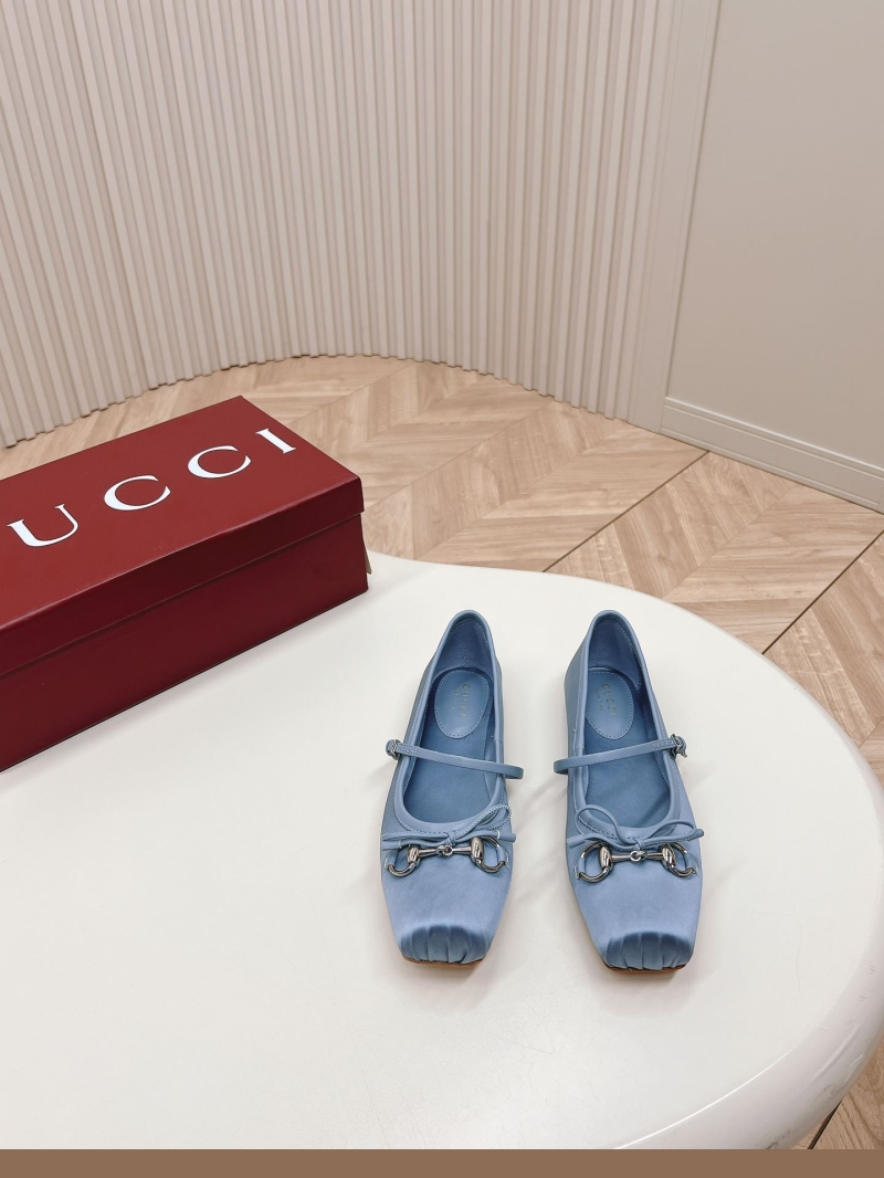 G*u*i flat shoes